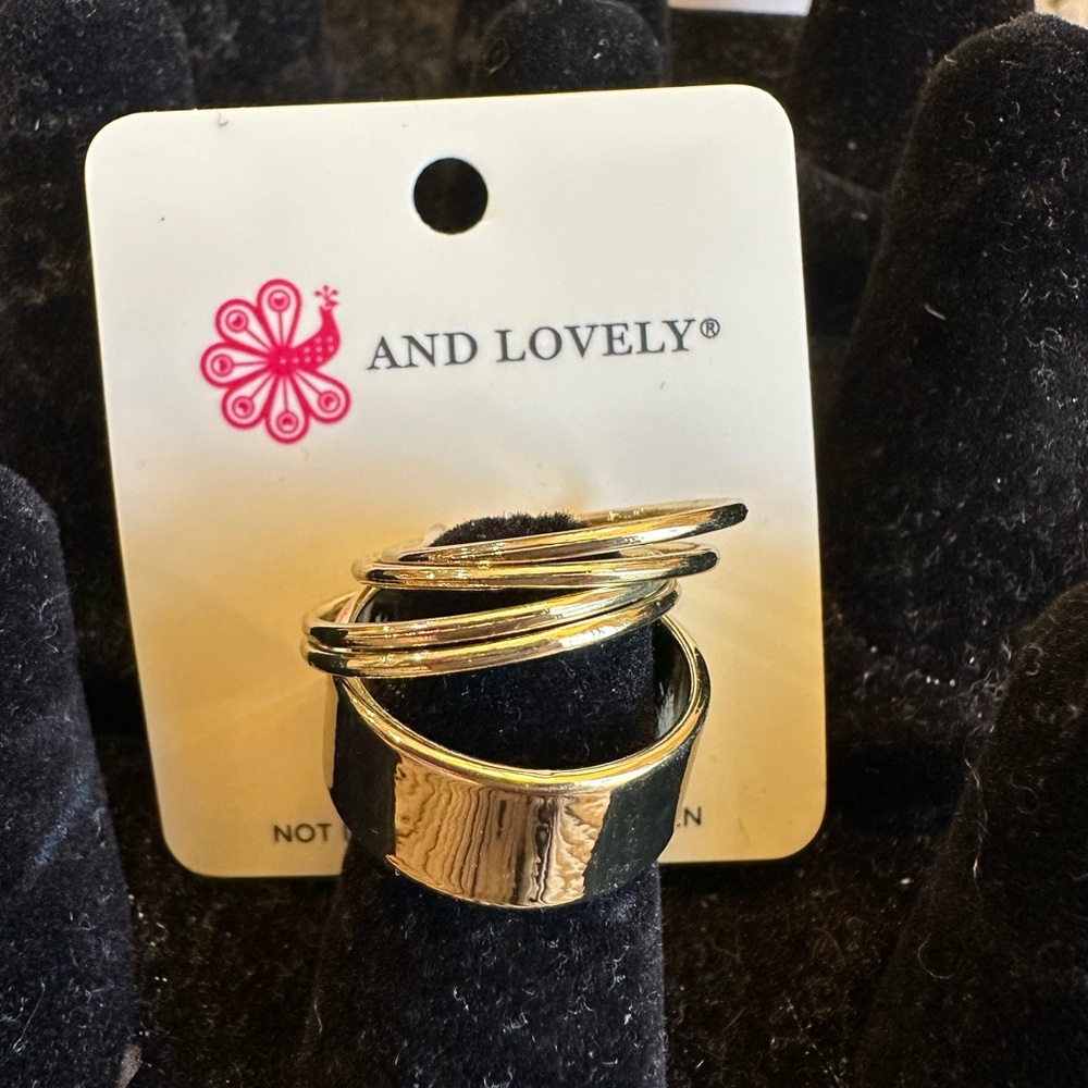 And Lovely 4 Piece Gold Tone Ring Set‎ Size 7 NWT
